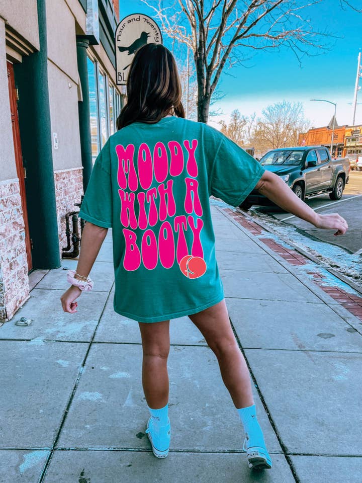 Camiseta gráfica "Moody with a booty" para venta al por mayor de Shop Karma Tees