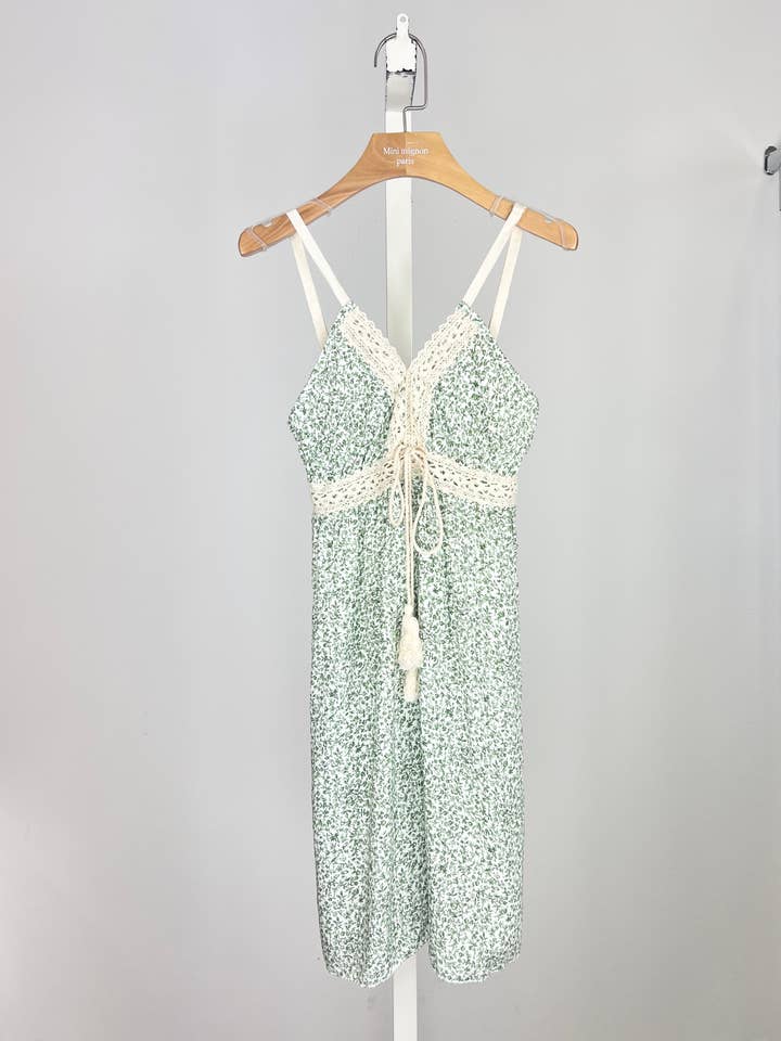 MINI MIGNON PARIS – Großhandel Kleid – Kinder – Boho-Mädchenkleid mit Blumenmuster, Spitze und verstellbaren Trägern2