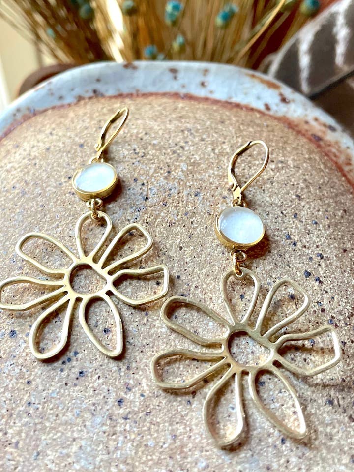 Margherite in ottone e oro - margherita, retrò, anni '70, crema, fiori per la vendita all'ingrosso da parte di joeyfivecents