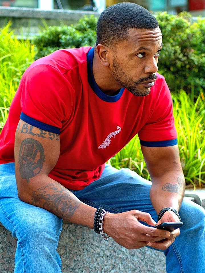 Maglietta con suoneria ricamata VaVichi King per la vendita all'ingrosso da parte di VaVichi Clothiers