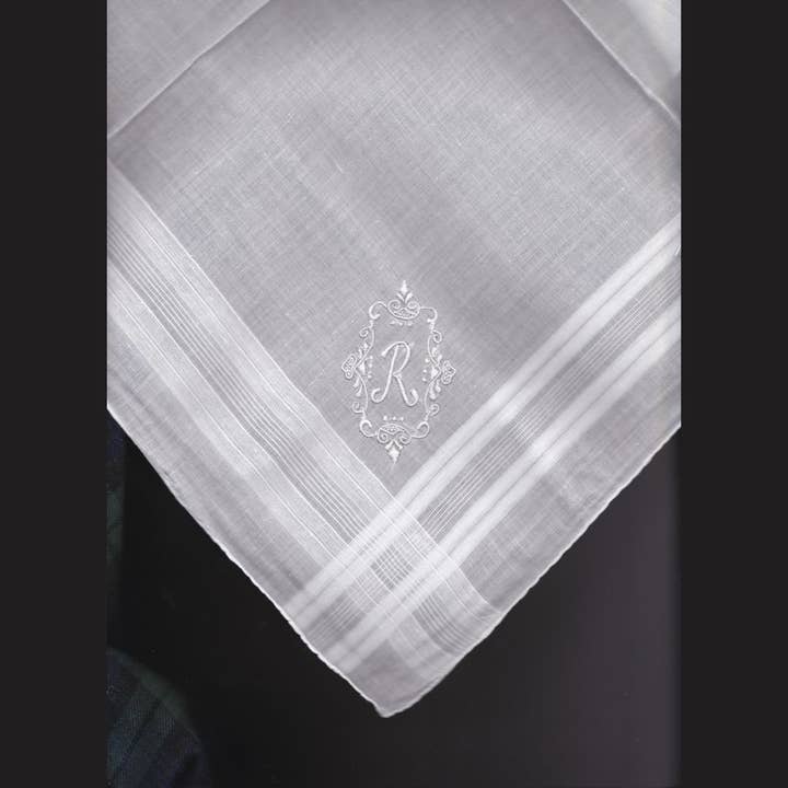 Eastern Sunrise Lace And Linens Inc. - Vente Mouchoir en tissu – homme - Mouchoir vintage brodé à la main en madère avec initiales homme14