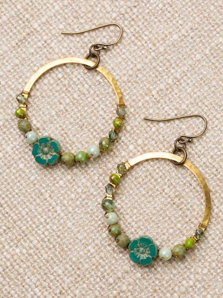 Tjekkiske Glas Havgrønne Blomsterbøjleøreringe for engroshandel hos Anne Vaughan Designs Jewelry