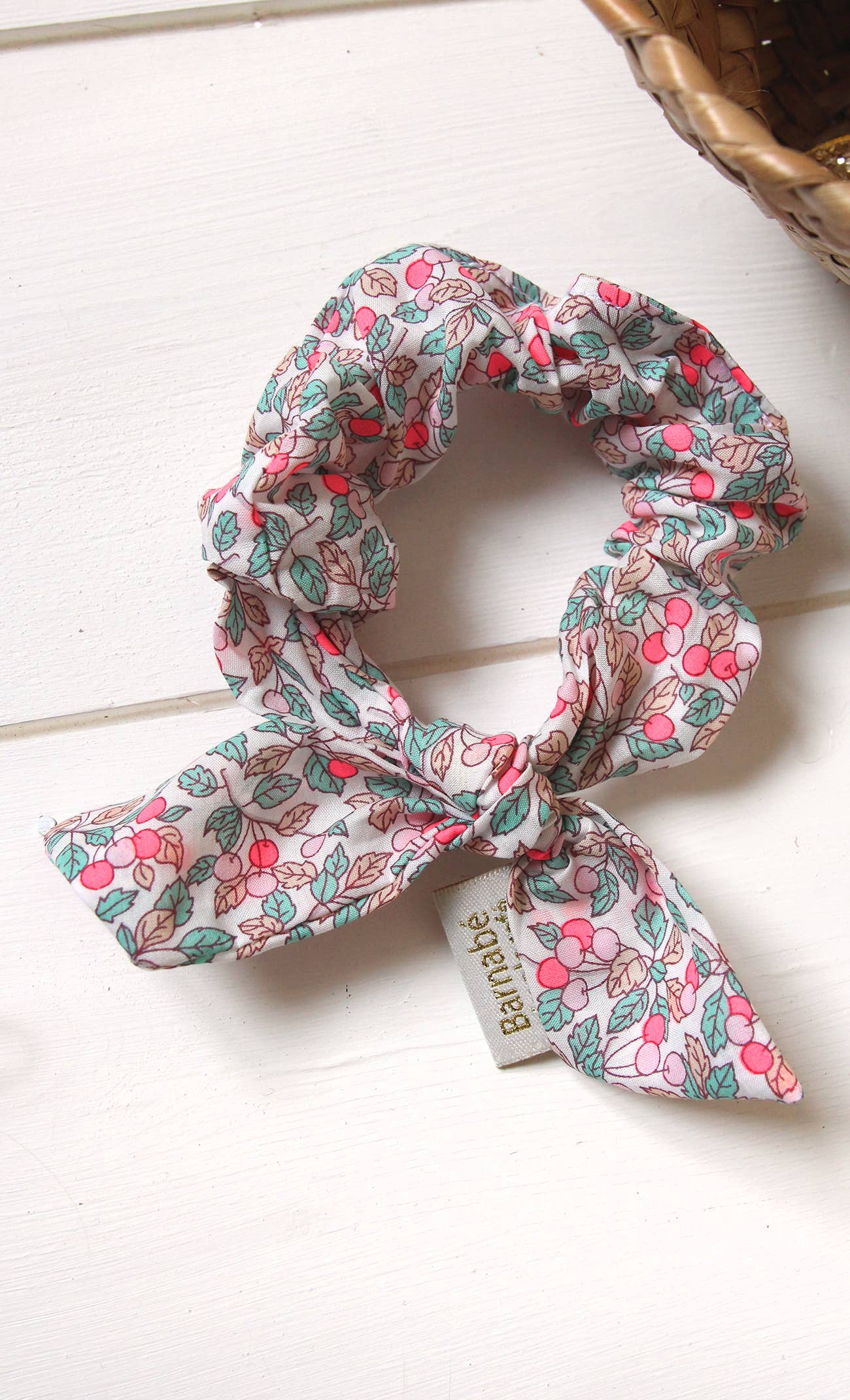 BARNABÉ AIME LE CAFÉ – Großhandel Haargummi – Damen – Liberty® Stoff-Haargummi mit Schleife3