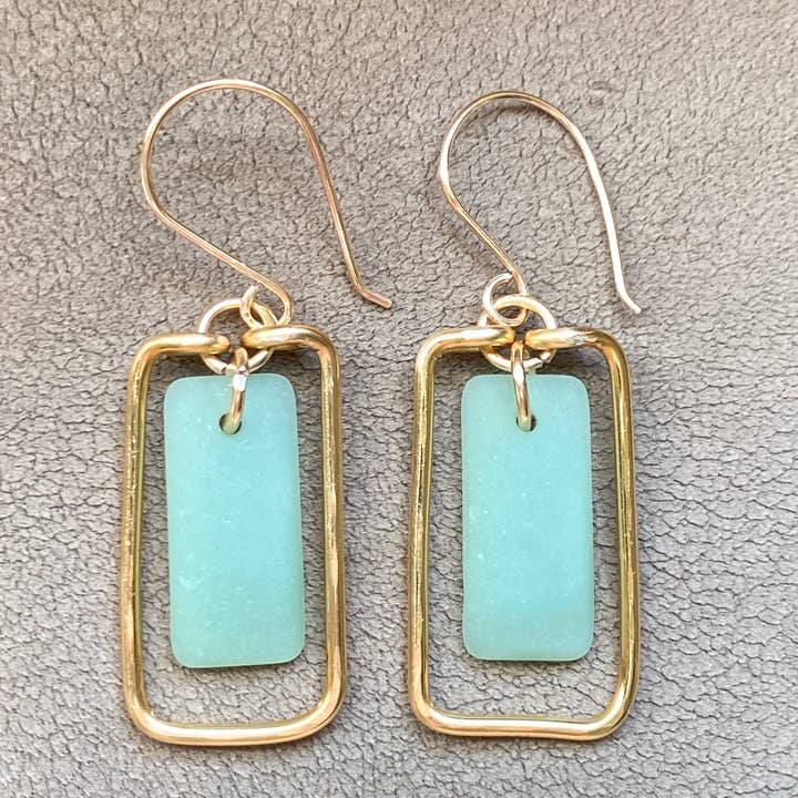 Orecchini in oro con cornice in vetro satinato rettangolare verde pendente per la vendita all'ingrosso da parte di Marble Designs Jewelry