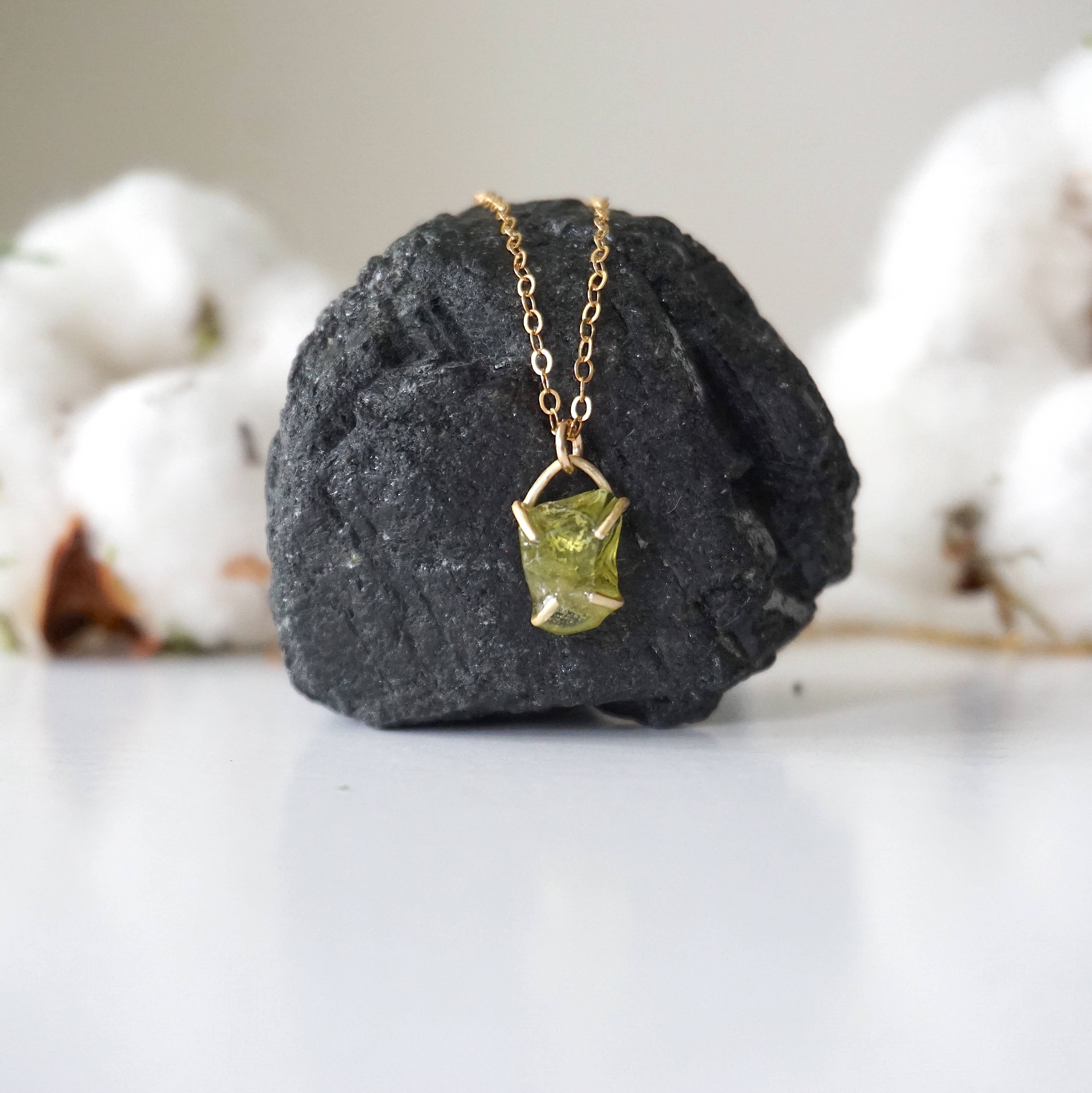 Raw Stone Elegance – wholesale Hänge-/berlockhalsband – Rå grön Peridot Crystal Charm Halsband, August Birthstone5