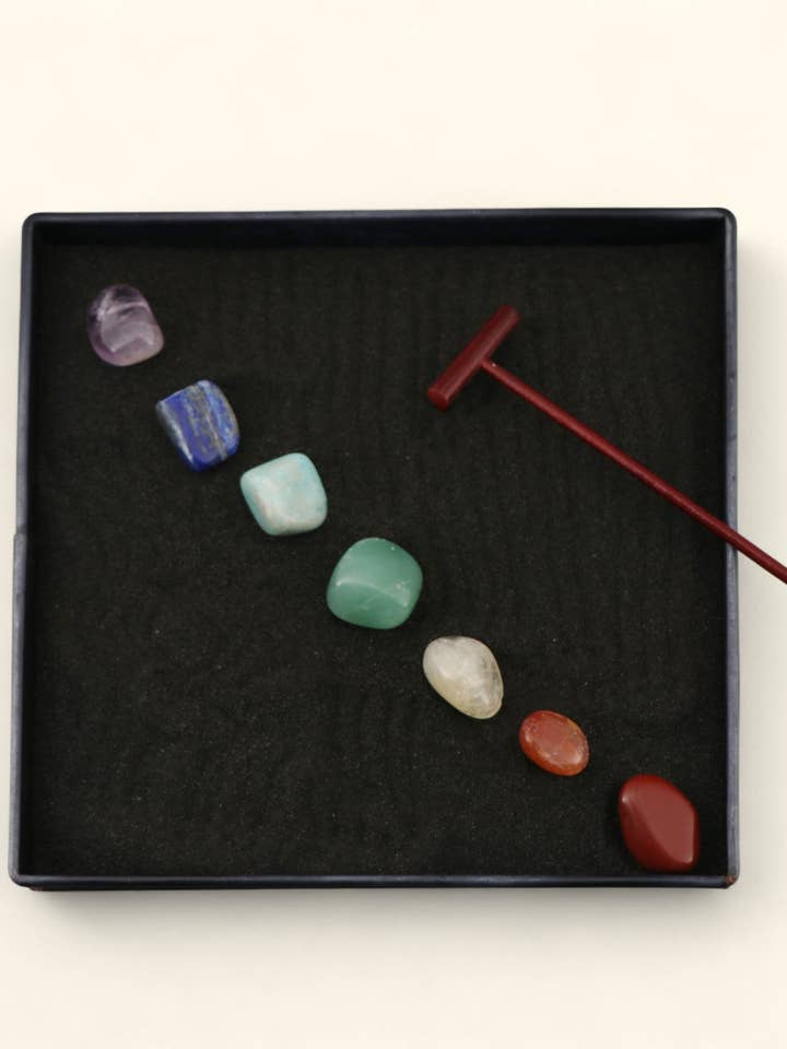 Giardino Zen con Pietre Chakra – Mini Kit da Tavolo per Meditazione con Sabbia Nera e Rastrello per la vendita all'ingrosso da parte di Buddha Groove