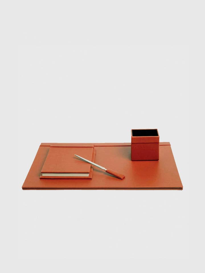 Bureau en similicuir - ensemble de 4 pièces pour la vente par NADAL & CO