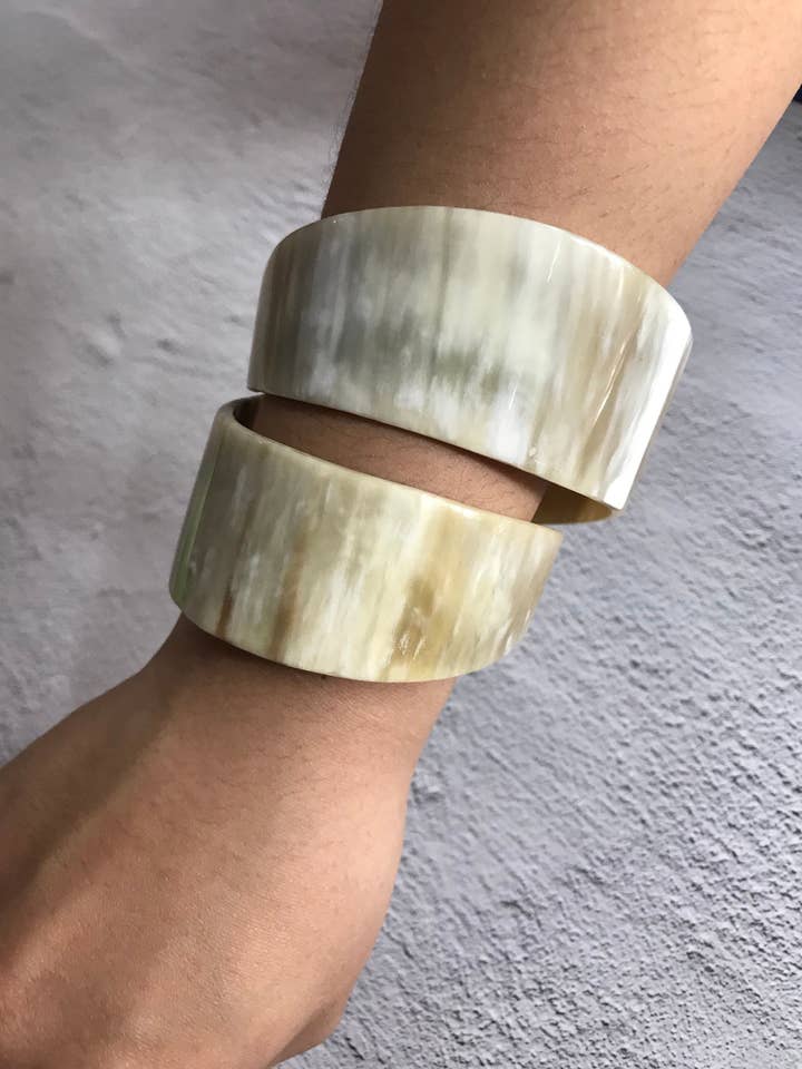 Bracelet à spirale en corne de buffle ethnique, bracelet épais pour la vente par Hala Design