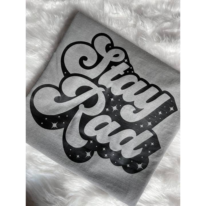 Stay Rad T-shirt unisexe, Rad Tshirt, Chemise rétro, Chemise de style vintage, T-shirts graphiques, Cadeaux pour elle, Cadeaux pour enfants, T-shirts graphiques pour femmes pour la vente par Rad & Cove