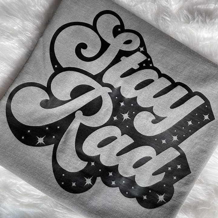 Camiseta unissex Stay Rad, camiseta Rad, camisa retrô, camisa estilo vintage, camisetas gráficas, presentes para ela, presentes para crianças, camisetas gráficas femininas por atacado de Rad & Cove