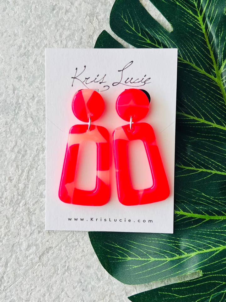 Orecchini Suzie Rosa Acceso per la vendita all'ingrosso da parte di Kris Lucie