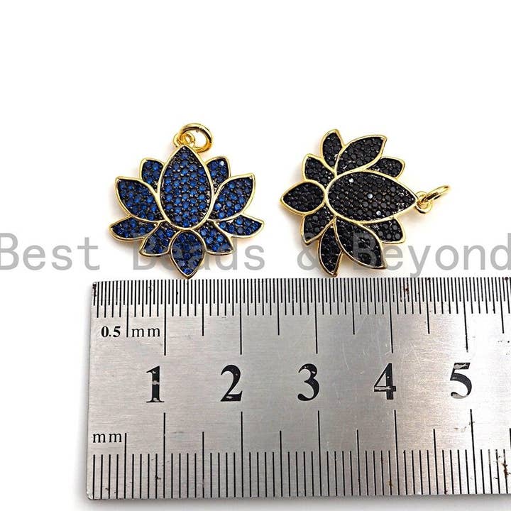 BestBeads&Beyond - Vendita all'ingrosso Ciondolo/pendente - Ciondolo colorato a forma di fiore di loto con micro pavé in zirconia cubica, X144/Z572