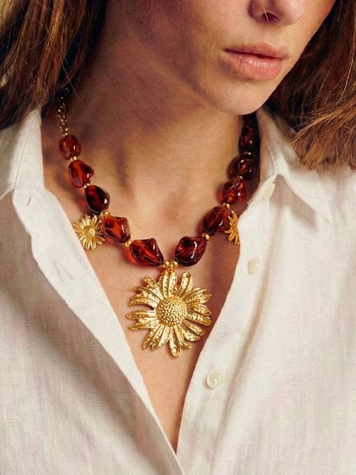 Colar Chloé pérola em resina e pendente flor por atacado de D Bijoux