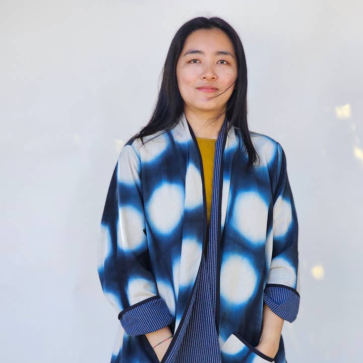 AR26-09 USHA VENDBAR JAKKE - SHIBORI SLØREDE PRIKKER BLÅ for engroshandel hos YAZA