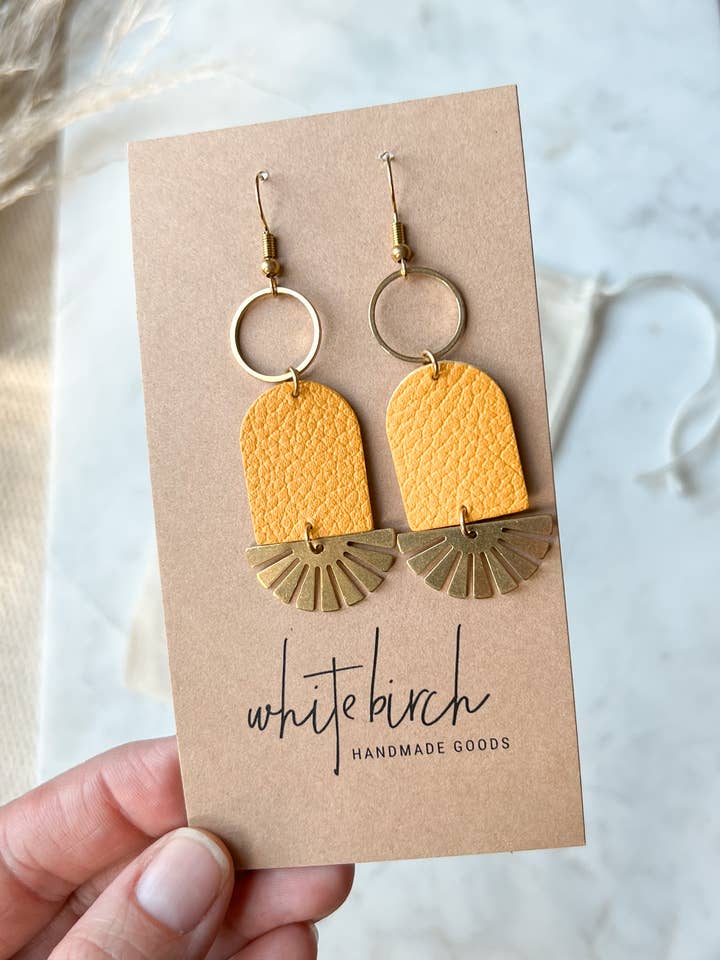 Pendientes geométricos de cuero amarillo mostaza y latón para venta al por mayor de Whitebirch Handmade Goods