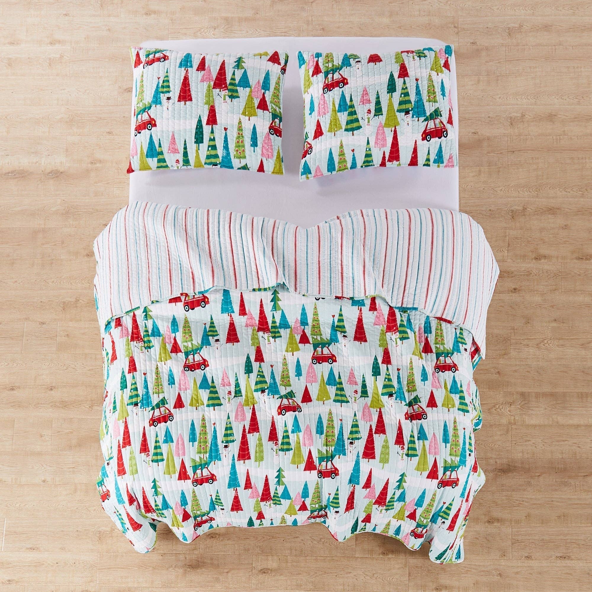 Multi Merry & Bright Holly Jolly Quilt for wholesale on Faire3