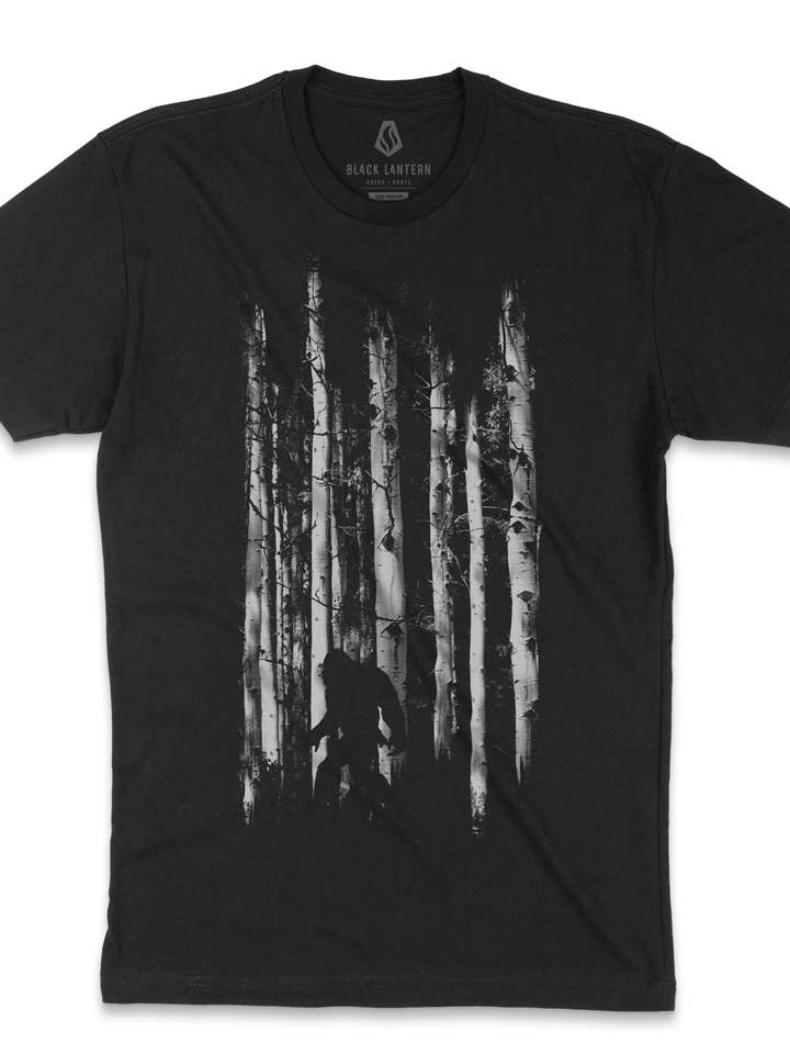 Black Lantern – Engroshandel T-shirt med print - Herre – Bigfoot i skoven Herre/Unisex T-shirt1