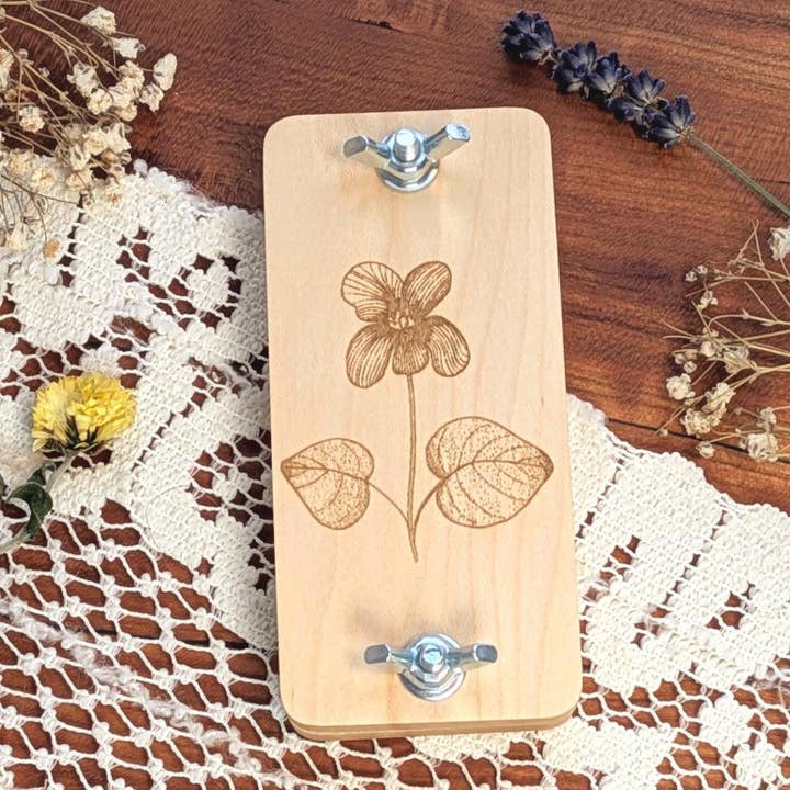 Presse à fleurs de poche avec motif de fleur violette | 5 cm x 10 cm pour la vente par Macon Makes