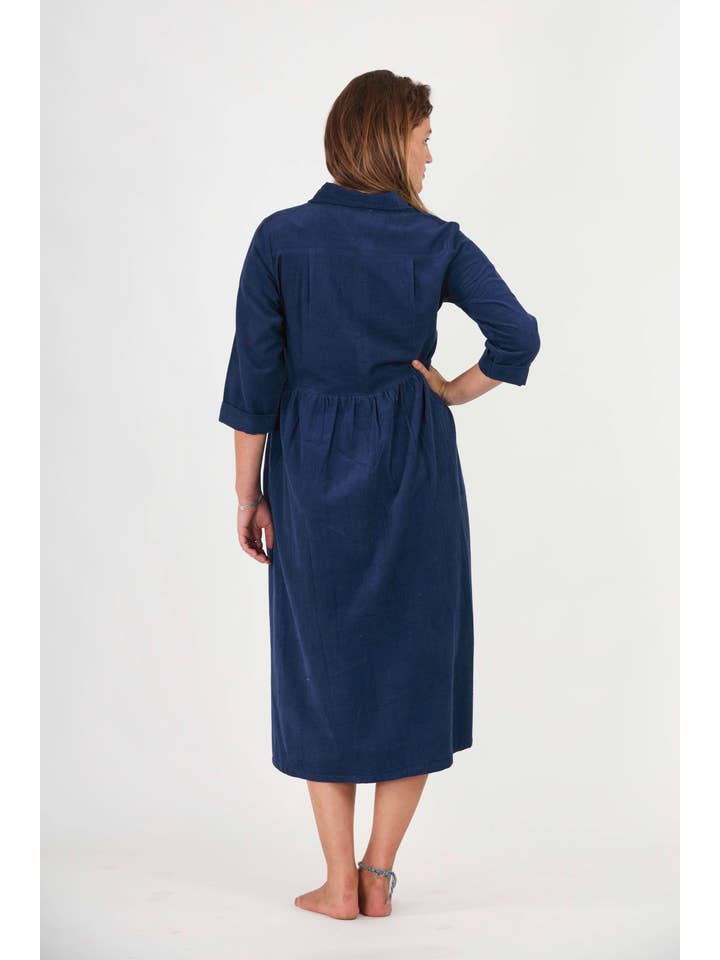 Humanity Centred Designs – Großhandel Kleid – Damen – Winterhemdkleid mit Gänseblümchen_ Bio-Babycordkleid für den Winter10