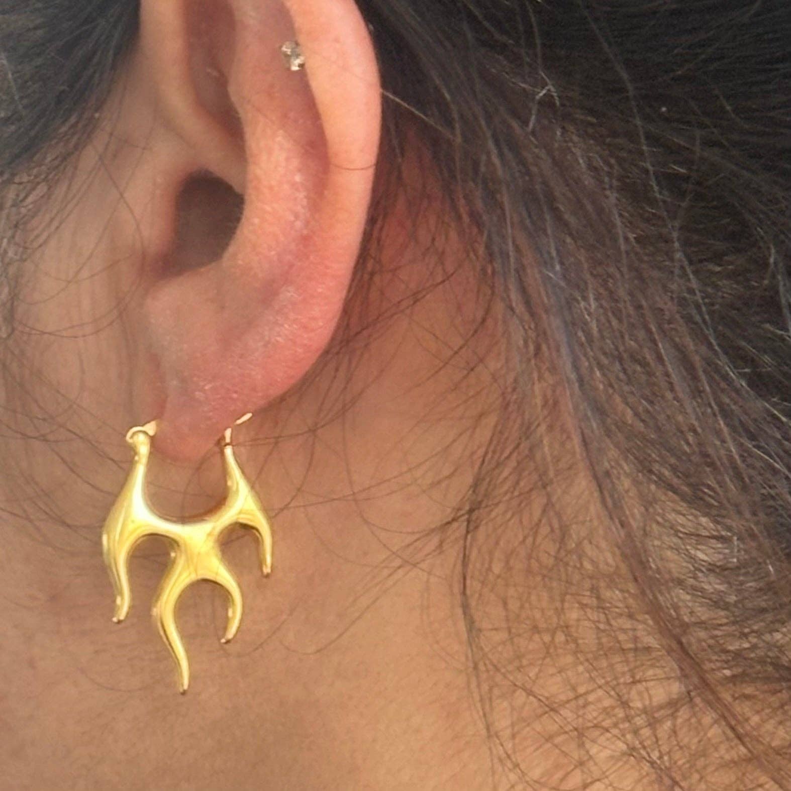 Anokhi Green | Handmade Gemstone Jewelry - Wholesale Oorringen - Vlam Vuur Hoepeloorbellen | Spirituele Hoepels | Gouden Oorbellen1