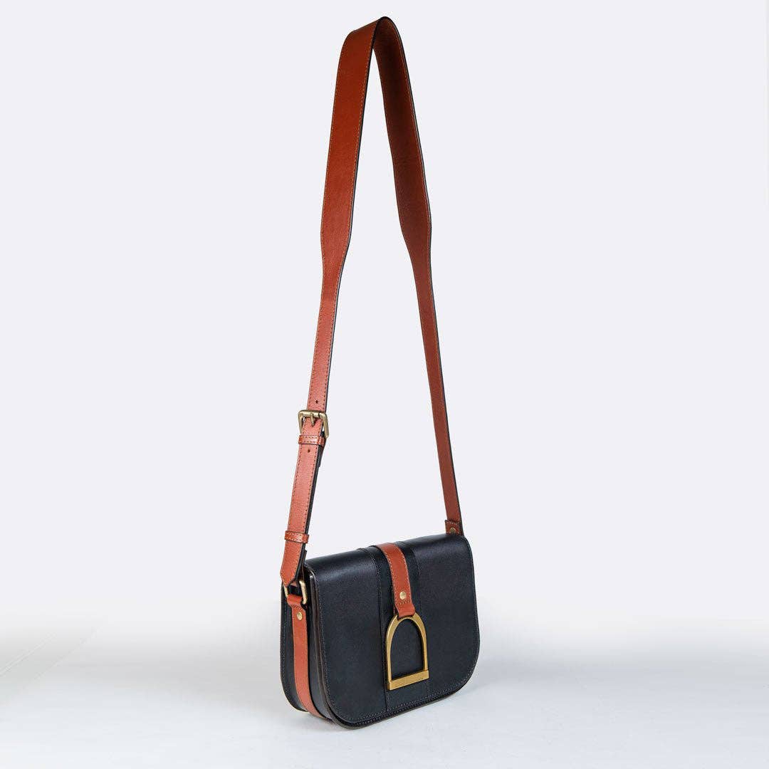 URBAN-EQUESTRIAN – Großhandel Umhängetasche - Damen – Signature Steigbügel - Reitsteigbügel Crossbody Luxuslederhandtasche in Cognac auf Schwarz7