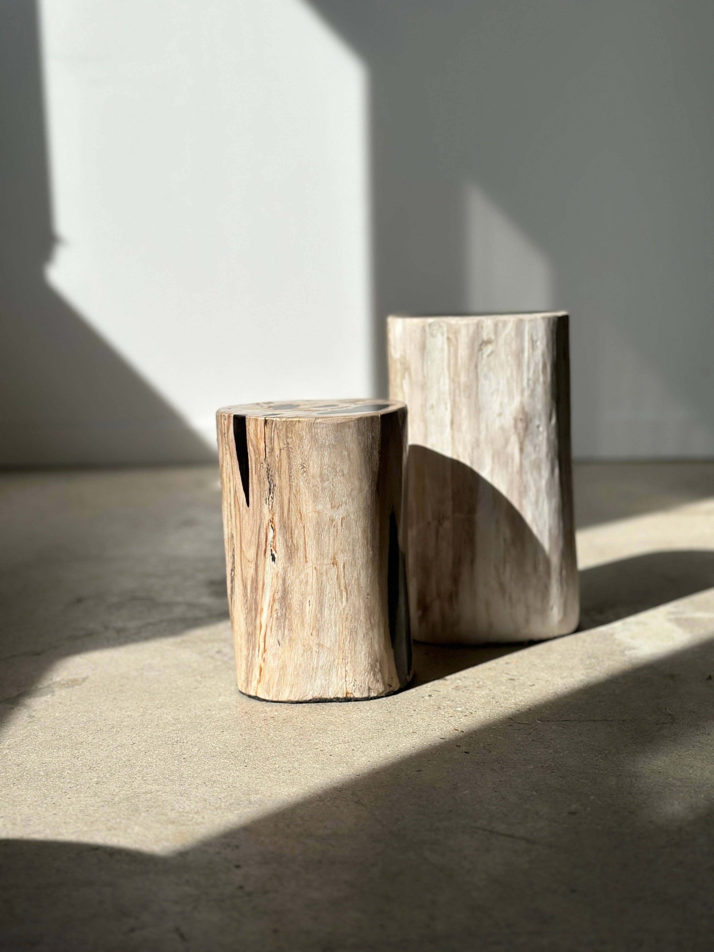 Office Objets - Wholesale Side Table - White petrified wood side table with black spots H:27.5 D:1859