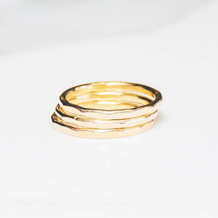 Ensemble d'alliances à facettes | Bandes remplies en or 14 carats pour la vente par From Brooklyn With Love