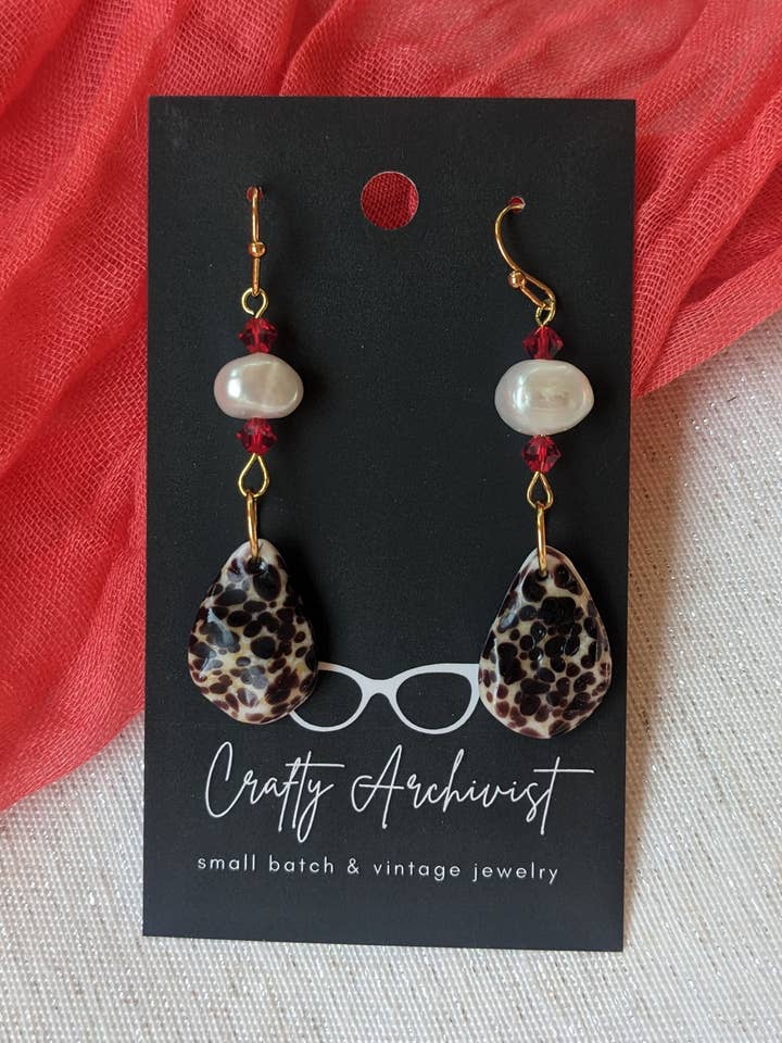 Brincos vintage com estampado animal, pérolas e contas vermelhas. por atacado de Crafty Archivist