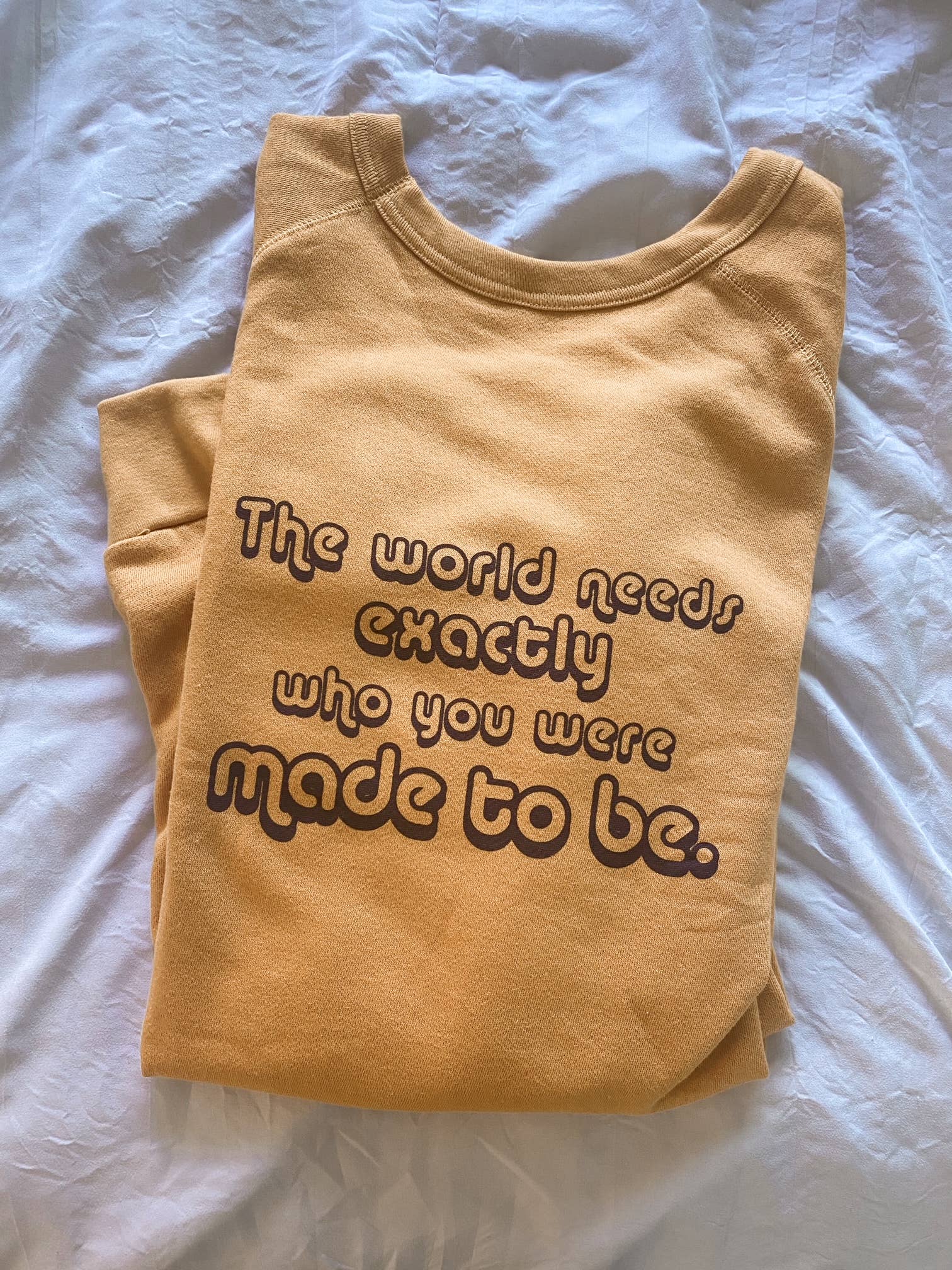 Rad Vibes Only – Engroshandel Grafisk Sweatshirt - Dame – Verden har brug for, hvem du blev lavet til at være Pullover Crewneck1