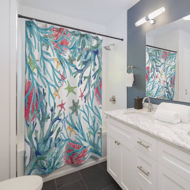 Blue Cava – wholesale Duschdraperi – Duschdraperi inspirerat av havet - Korall- och sjöstjärndesign för kustinredning1