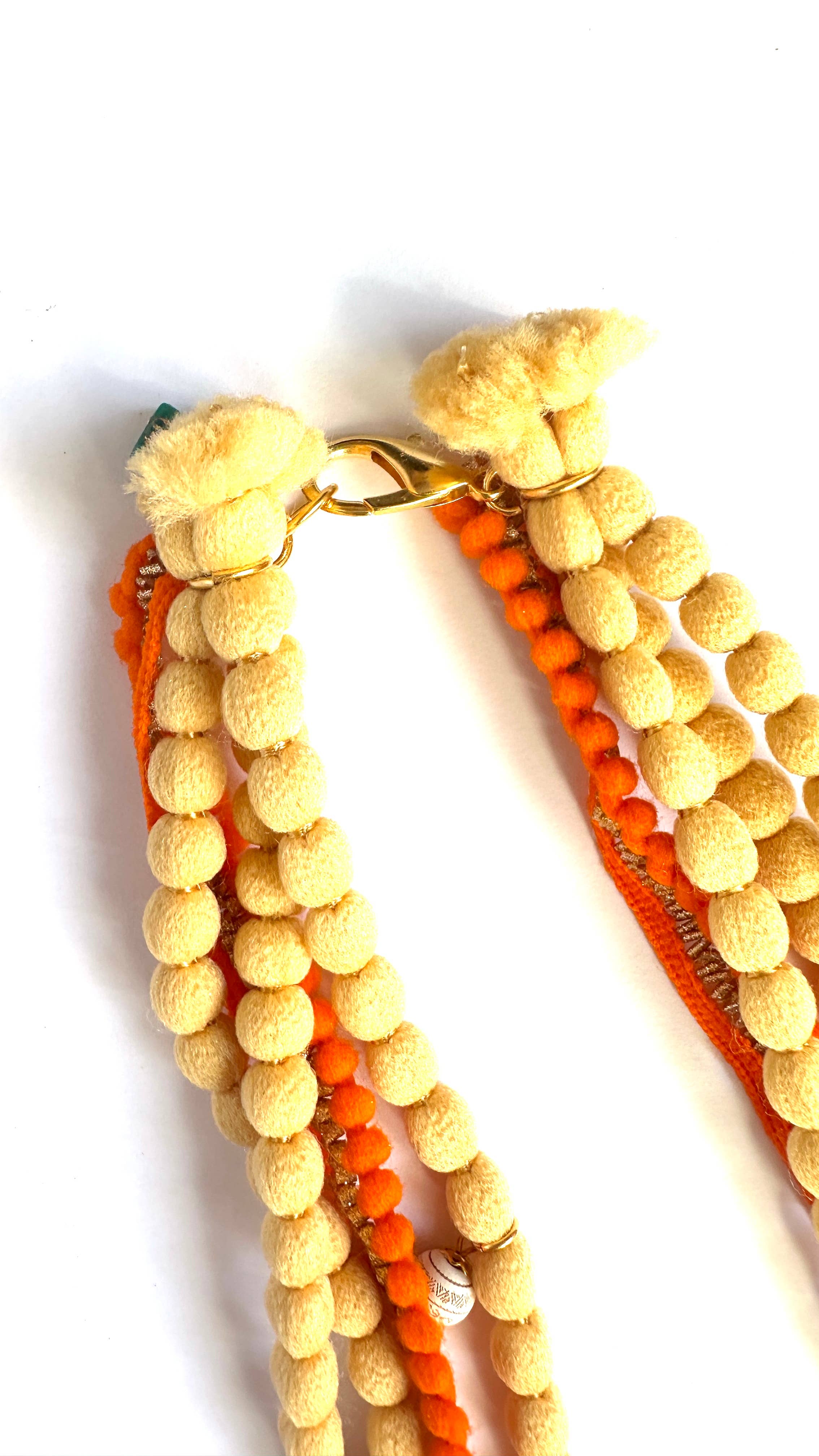 Roselinde – wholesale Pärlband/Pärlhalsband – Konstanz lång halsband med textilband, trä- och keramikkulor3