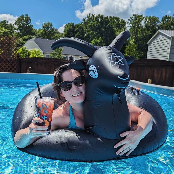 The Pickety Witch – Engroshandel Oppustelige ting – Black Phillip Goat Pool Float - „Svøm lækkert“