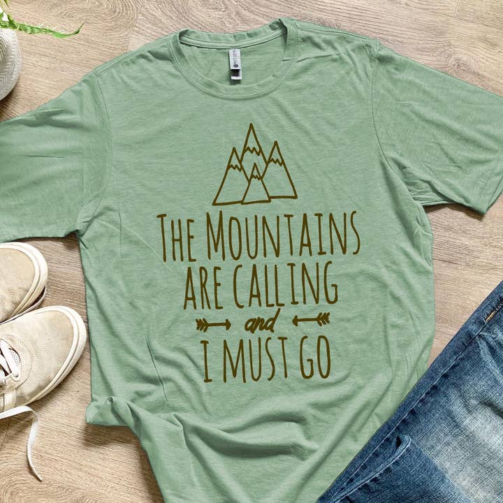 The Mountains Are Calling And I Must Go — Herren-T-Shirt — Wandern für den Großhandel von Moonlight Makers
