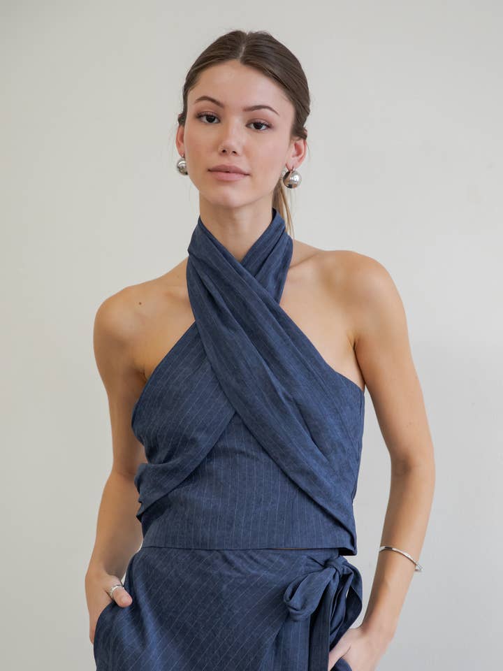 Ärmelloses Halter-Top mit Überlappung und Nadelstreifen für den Großhandel von Whiteroom+Cactus