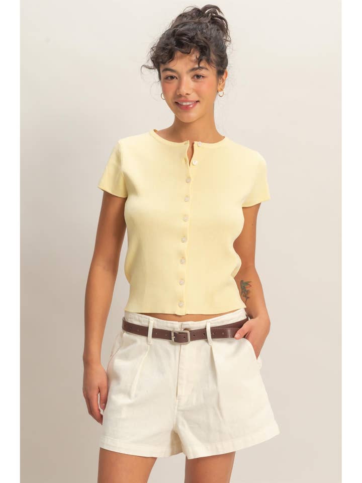 Haut en tricot à manches courtes avec boutons devant pour la vente par HYFVE