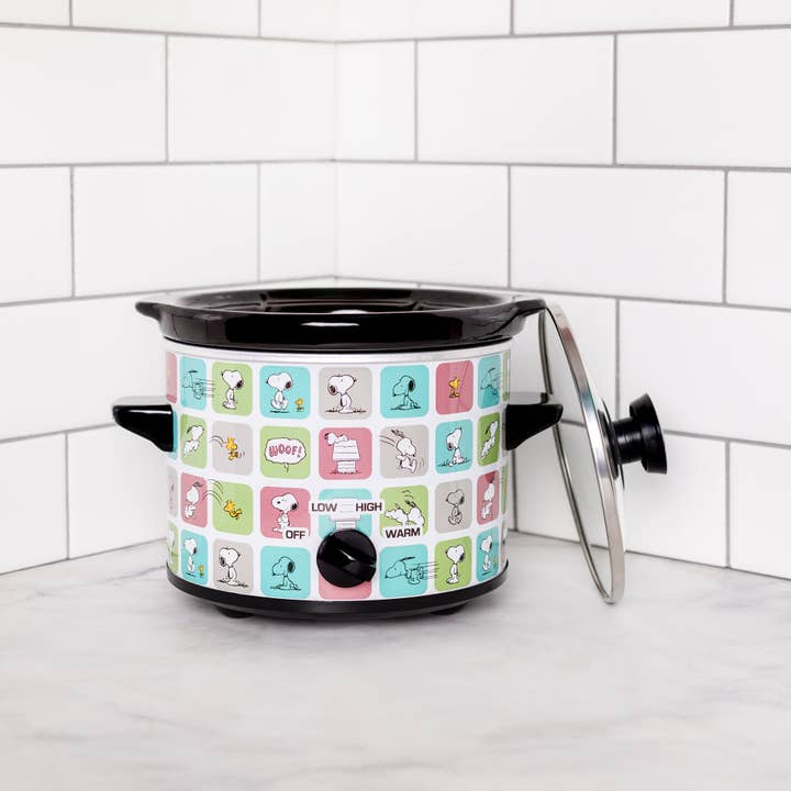 Uncanny Brands - Wholesale Cooking Pot - Uncanny Brands Peanuts Snoopy & Woodstock 2 Quart Slow Cooker2