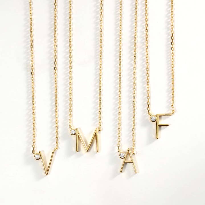 Collana Sally Initial per la vendita all'ingrosso da parte di Alejandra Corona Jewelry