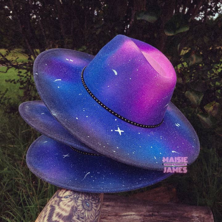 Galaxy Dreams Bred Bredd Fedora för wholesale av Maisie James Co