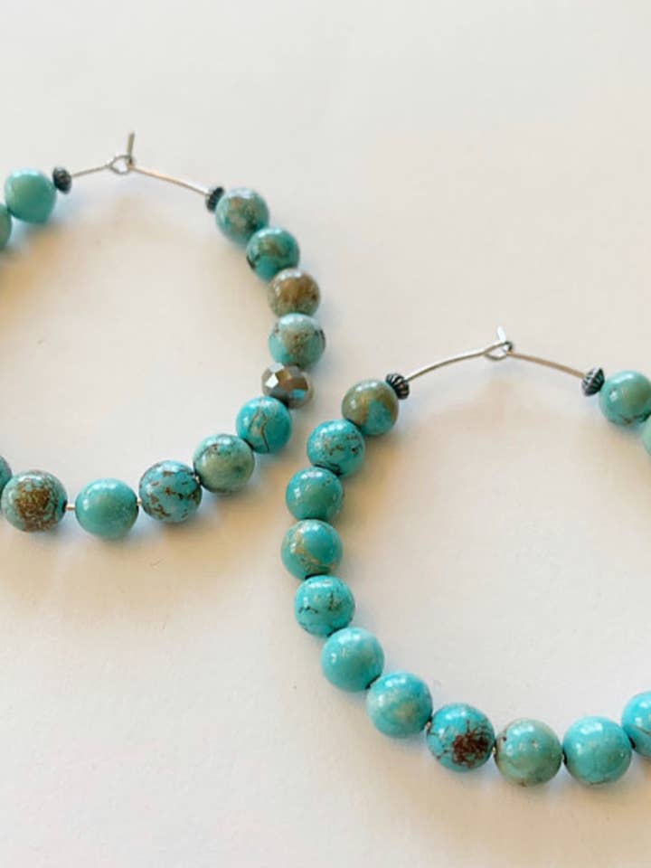 Grandes créoles turquoises lisses pour la vente par Ann Vlach Designs