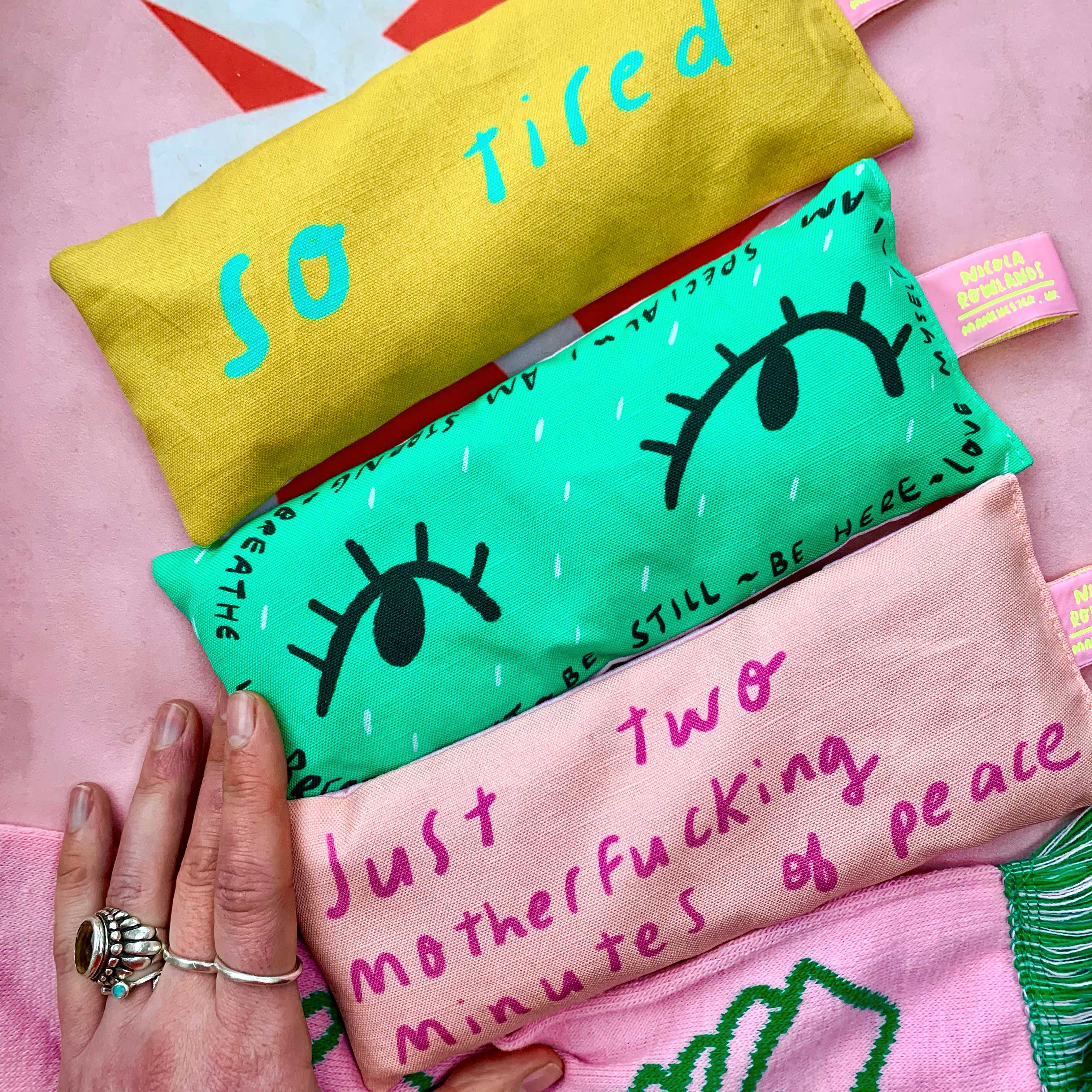 Nicola Rowlands - Vendita all'ingrosso Cuscino ortopedico/per spa - Inspira, espira, occhi verdi, borsa lavanda11