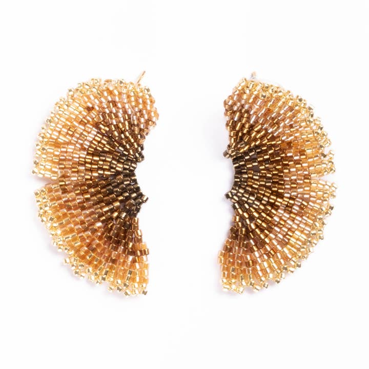 Mayana Designs Co – Großhandel Ohrstecker – Handgewebte Ginkgoblatt-Ohrstecker mit Perlen (Bronze)0