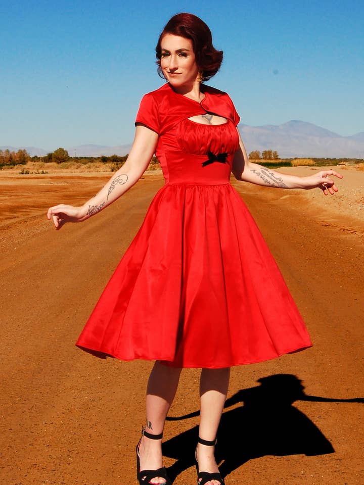 Vestido Cocktail Vintage Evelyn em Cetim de Noiva Vermelho | Pinup Couture por atacado de Pinup Couture