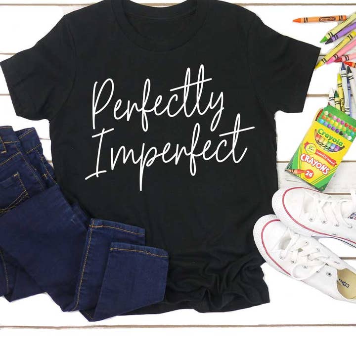 Perfekt Ufuldkommen Grafisk Tee for engroshandel hos Kids By Kissed Apparel