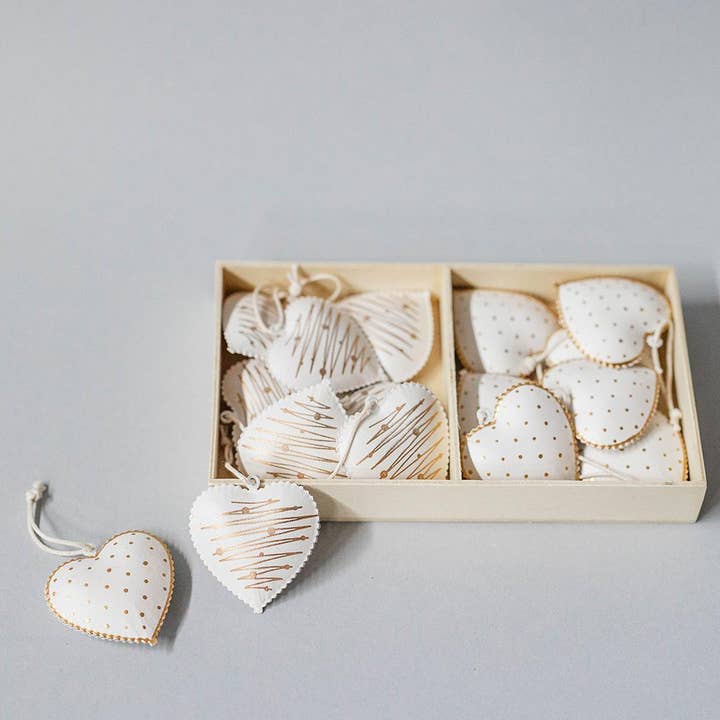 Christmas Metal Hearts in Wooden Box, Set of 16 - White/Gold for wholesale by Brizon