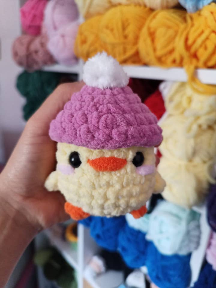 Mini nyckelring med virkat djur – handgjord amigurumi-present för wholesale av KLABELGIFT