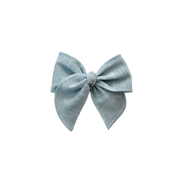 Hellblaues Chambray//Mini Fay Bow für den Großhandel von Shay+Dash