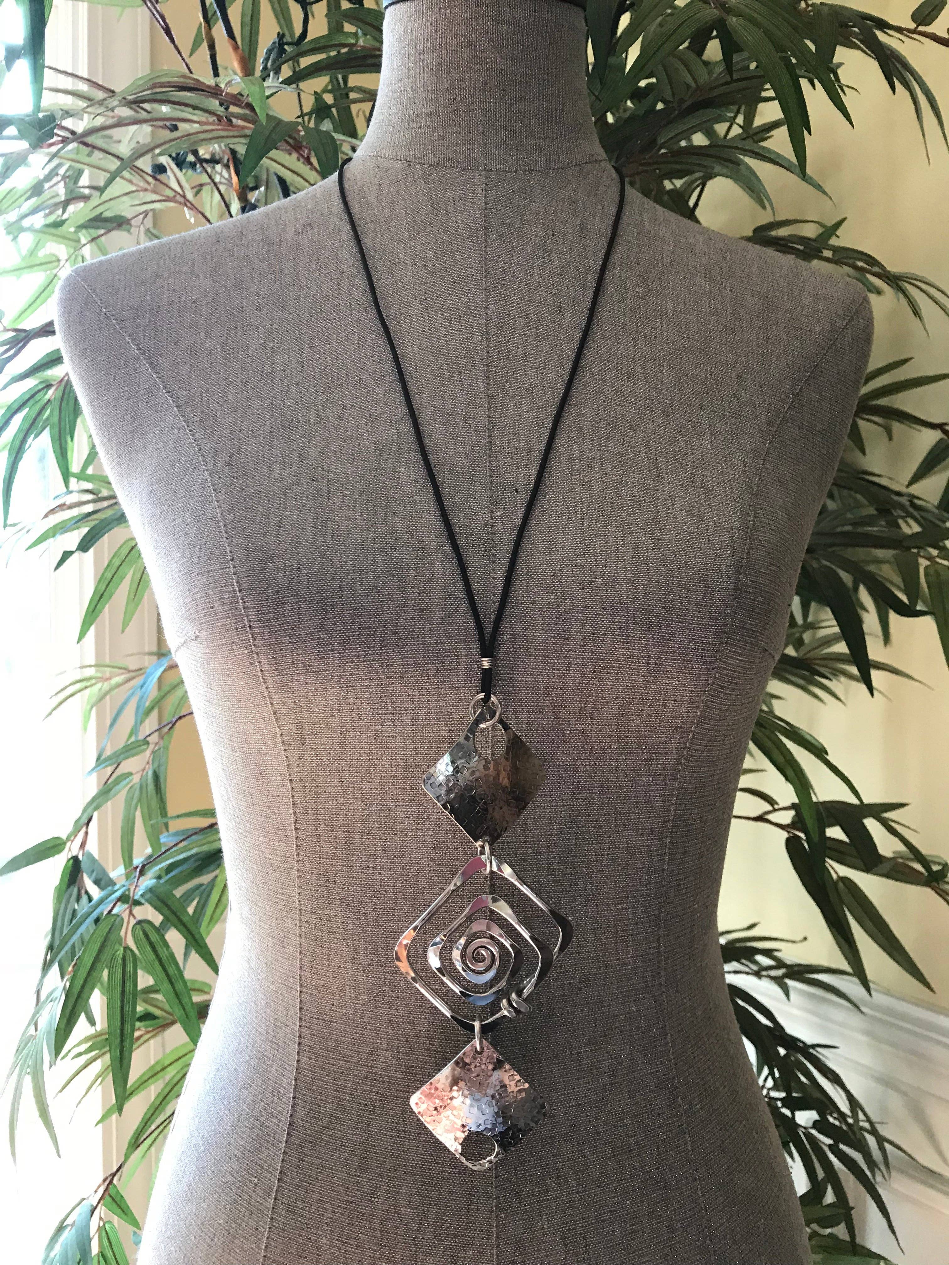 The Artist Jay – Engroshandel Halskæde med vedhæng – Spiral Square 3-vejs1