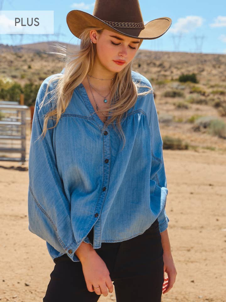 Camicia in denim chambray plus con scollo a V e bottoni. per la vendita all'ingrosso da parte di Oddi