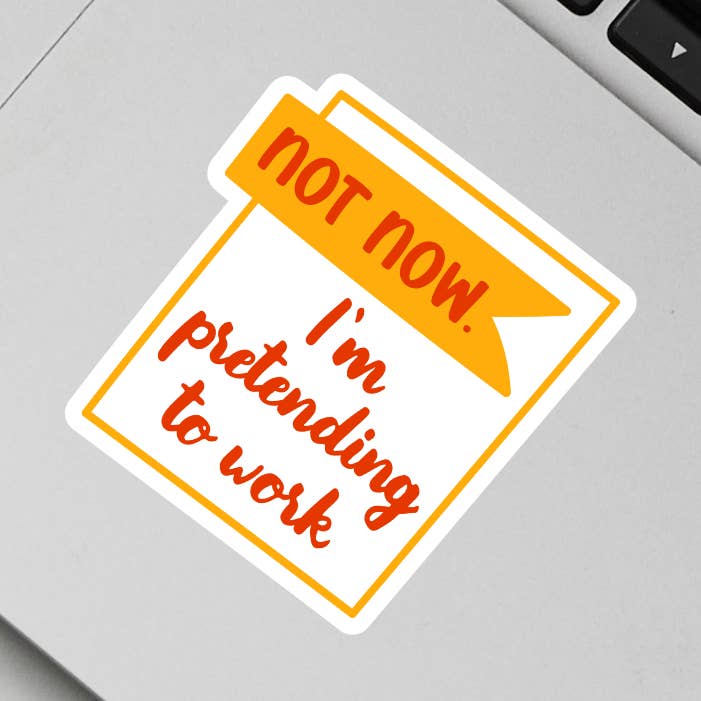 Ikke nu. Jeg foregiver at arbejde klistermærke | Vinyl klistermærke | bærbar klistermærke | Sarkastisk klistermærke for engroshandel hos C3DAR Design
