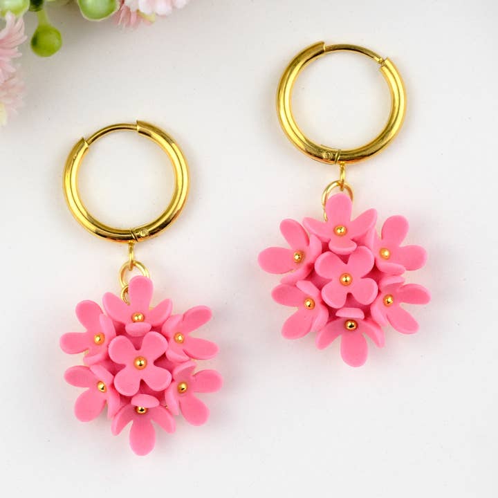 Ohrringe aus Polymer Clay in Hot Pink mit Blumen-Hortensienmuster für den Großhandel von Mom’sClayCo
